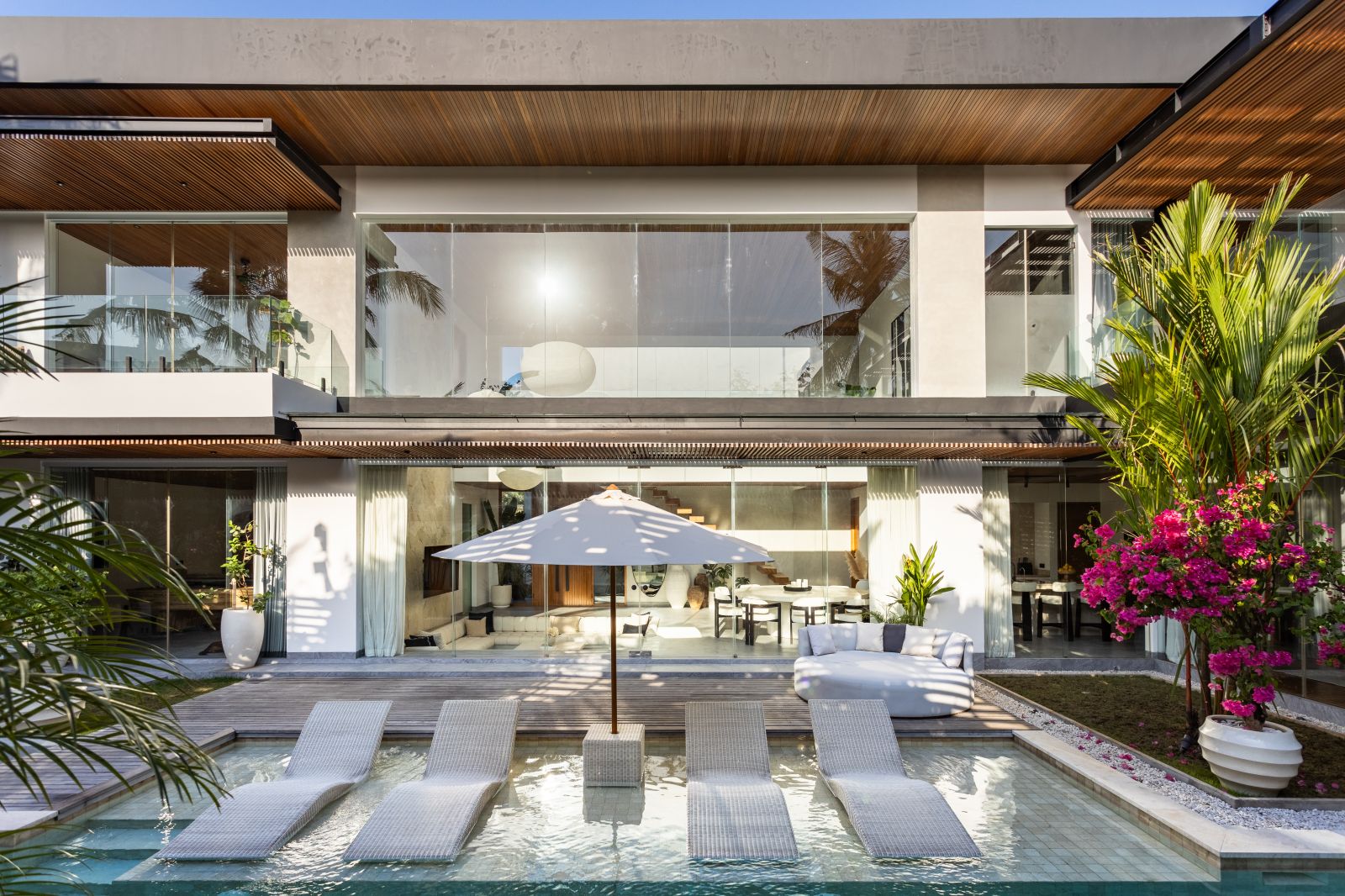 MODERN GLASS HOUSE